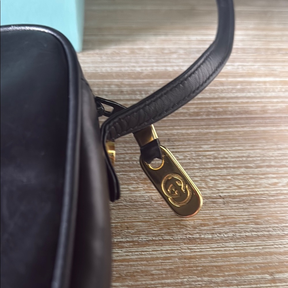 Gucci Black Leather vintage crossbody Bag with Gold-Tone Hardware - Picture 5 of 15